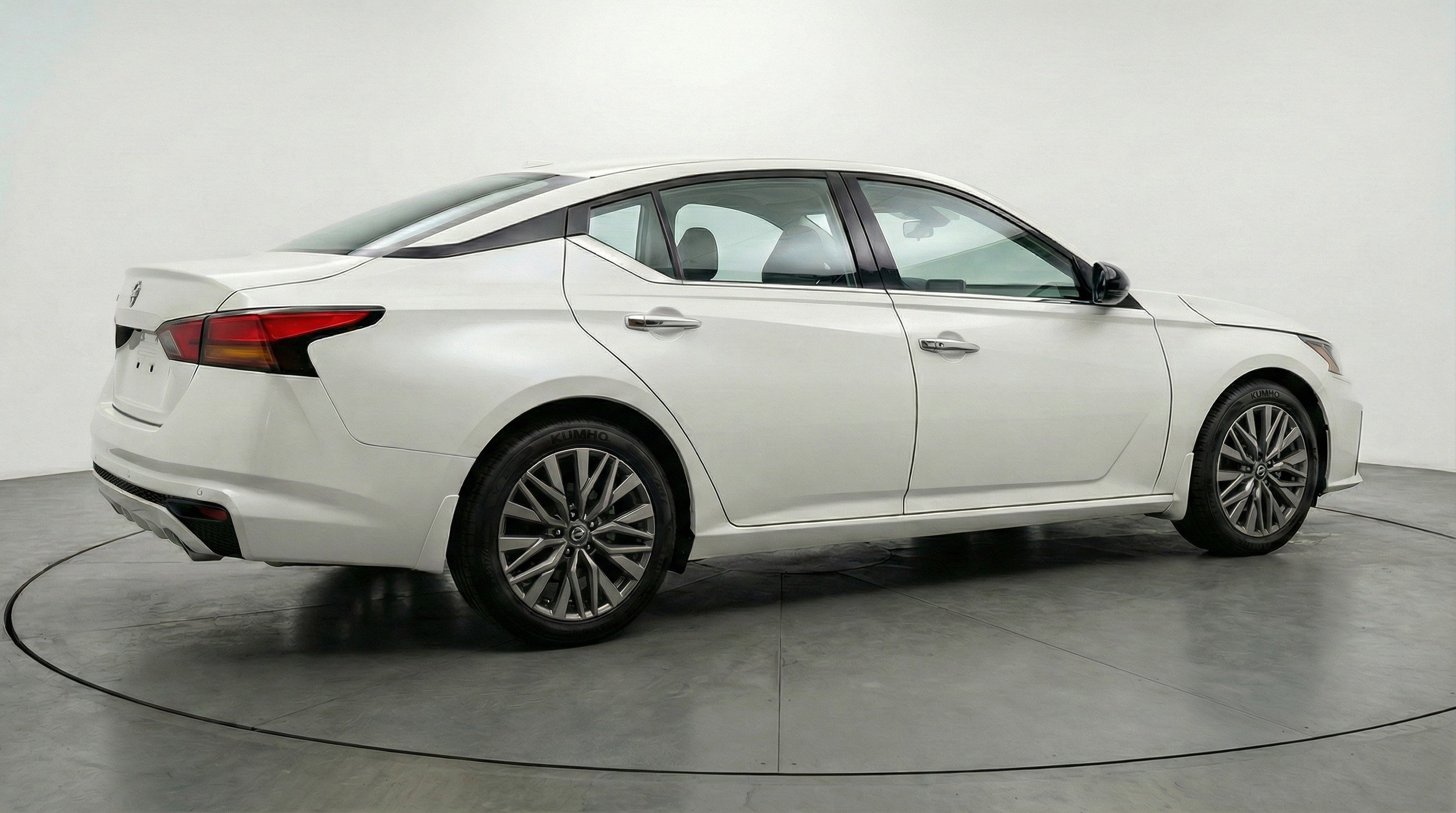 Used 2025 Nissan Altima 2.5 SV image 9