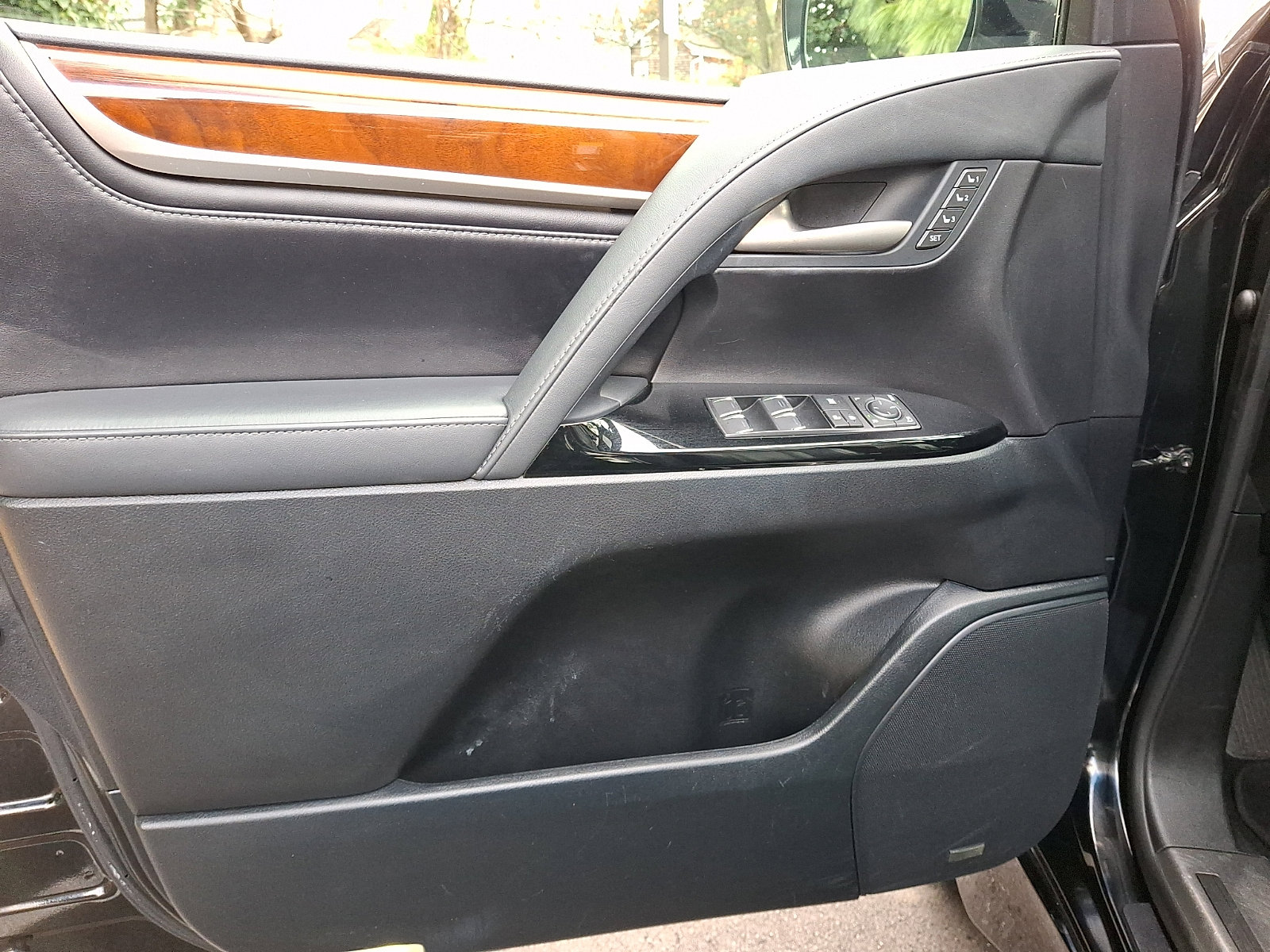 Certified 2020 Lexus LX 570 4WD w/ 3rd Row & Luxury Pkg image 12