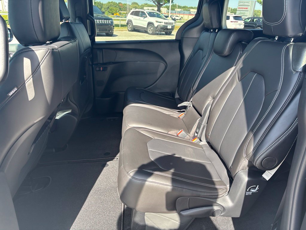New 2027 Chrysler Pacifica Select FWD image 16