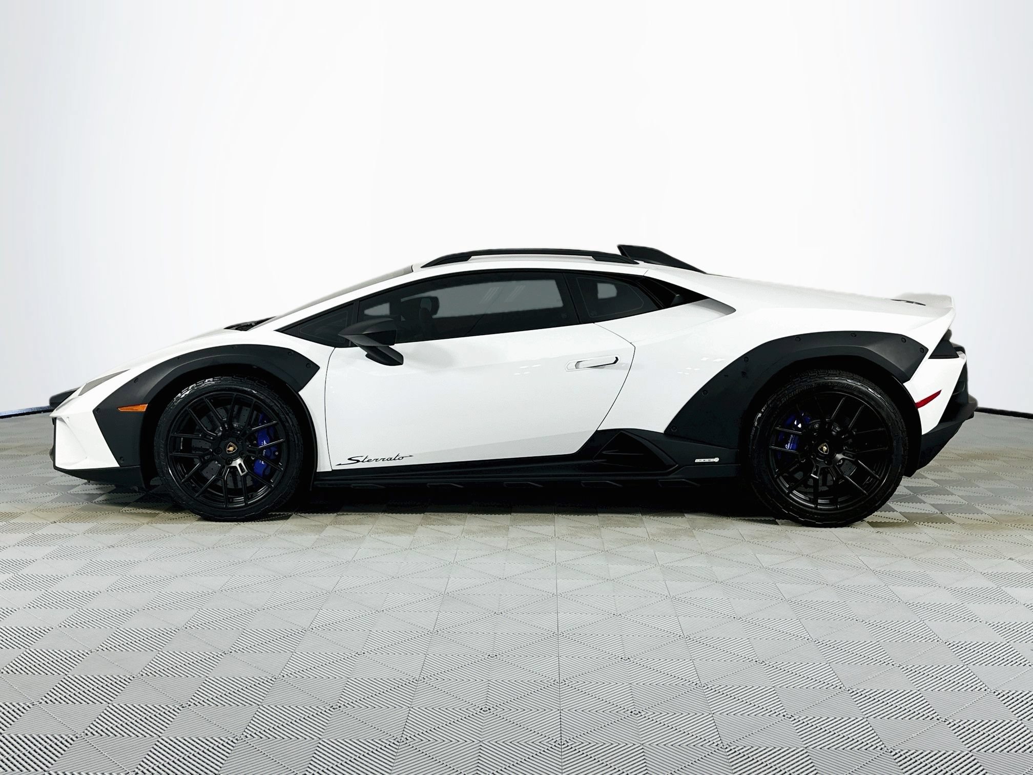 Used 2023 Lamborghini Huracan Sterrato AWD/4WD image 8
