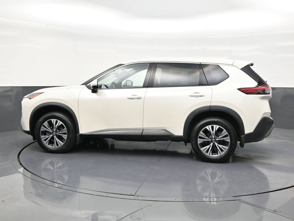 Used 2021 Nissan Rogue SV image 2