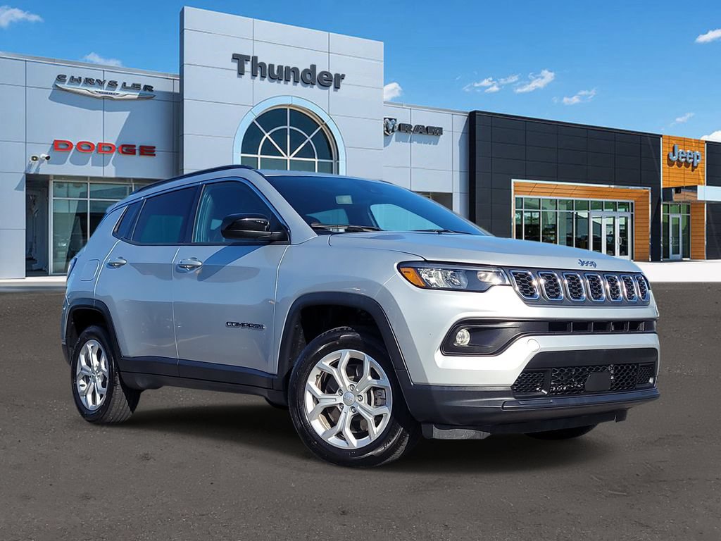 Used 2024 Jeep Compass Latitude AWD/4WD image 1