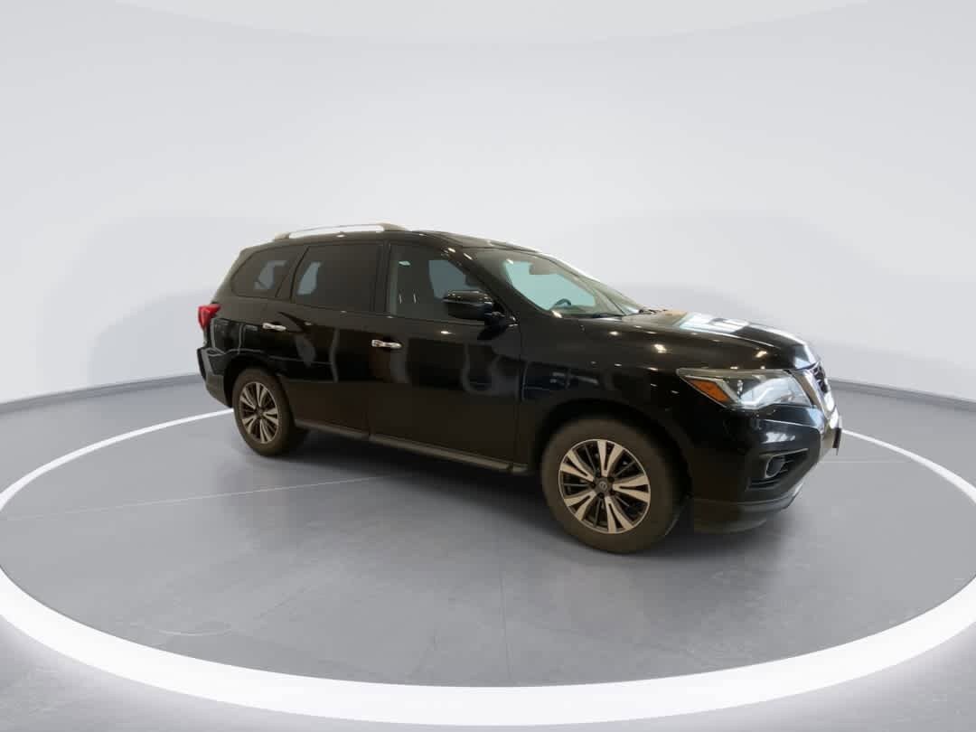 Used 2017 Nissan Pathfinder SV image 2