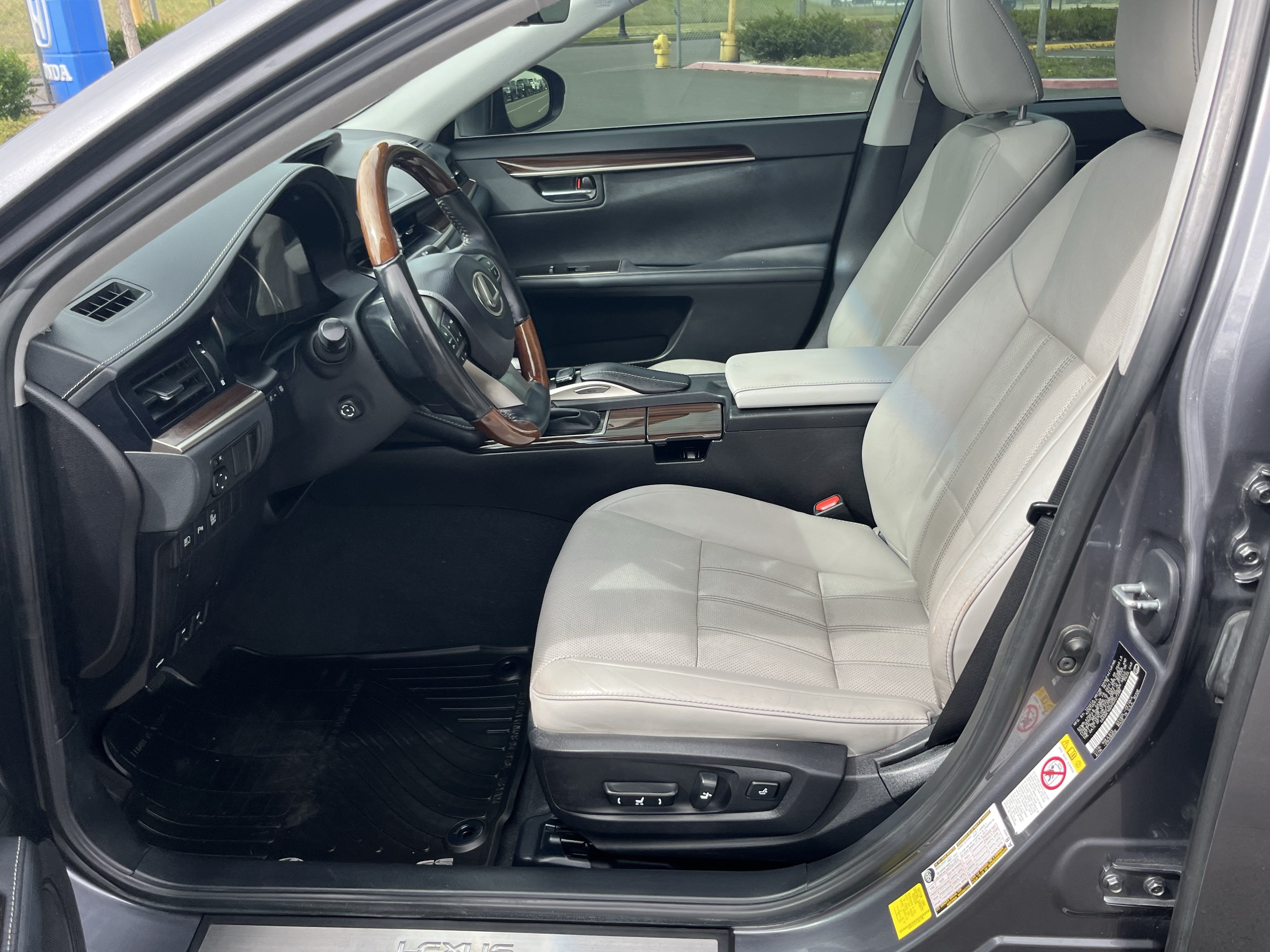 Used 2016 Lexus ES 350 w/ Luxury Package w/Wood Trim FWD image 10