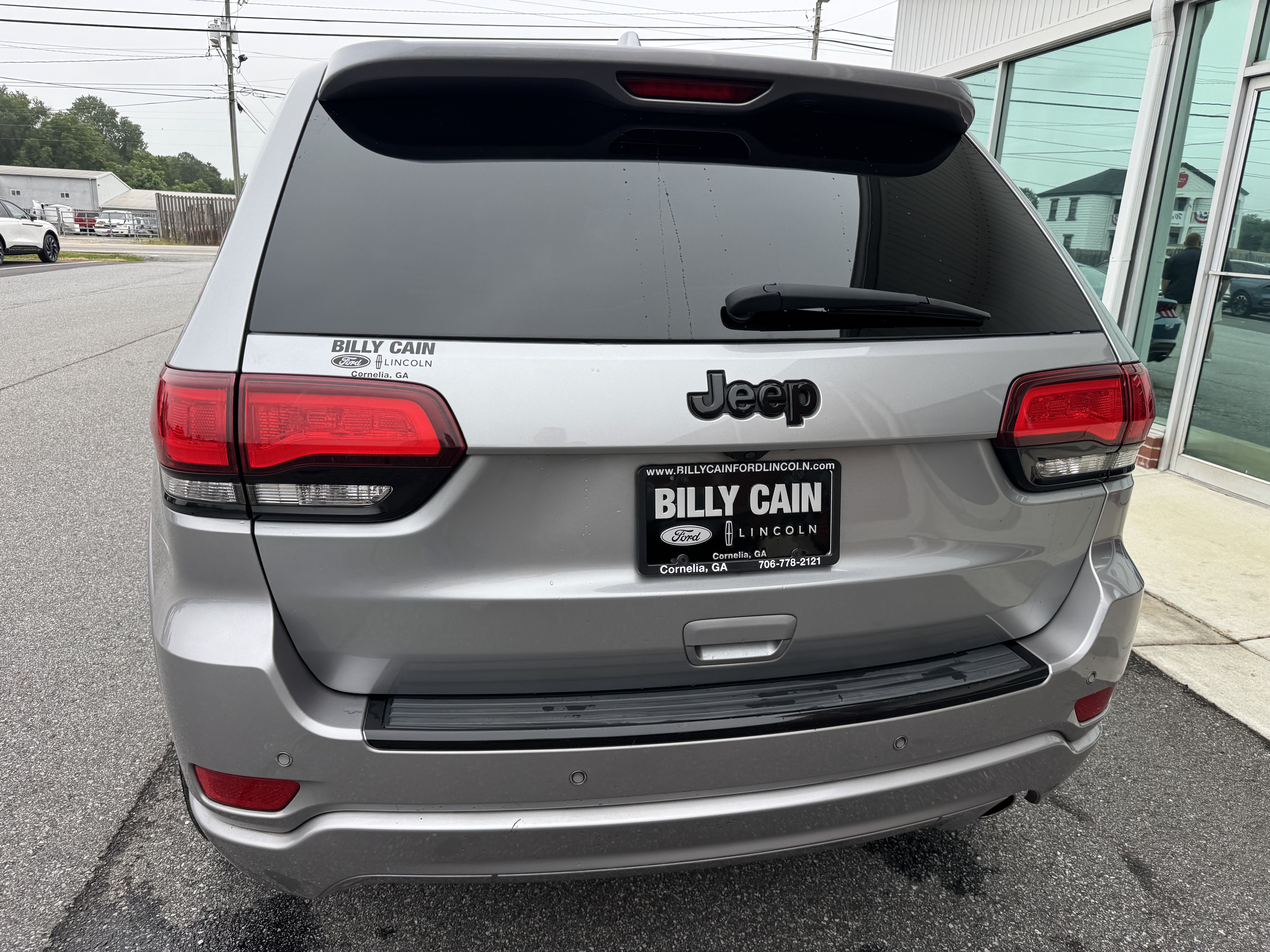 Used 2017 Jeep Grand Cherokee Altitude RWD image 2
