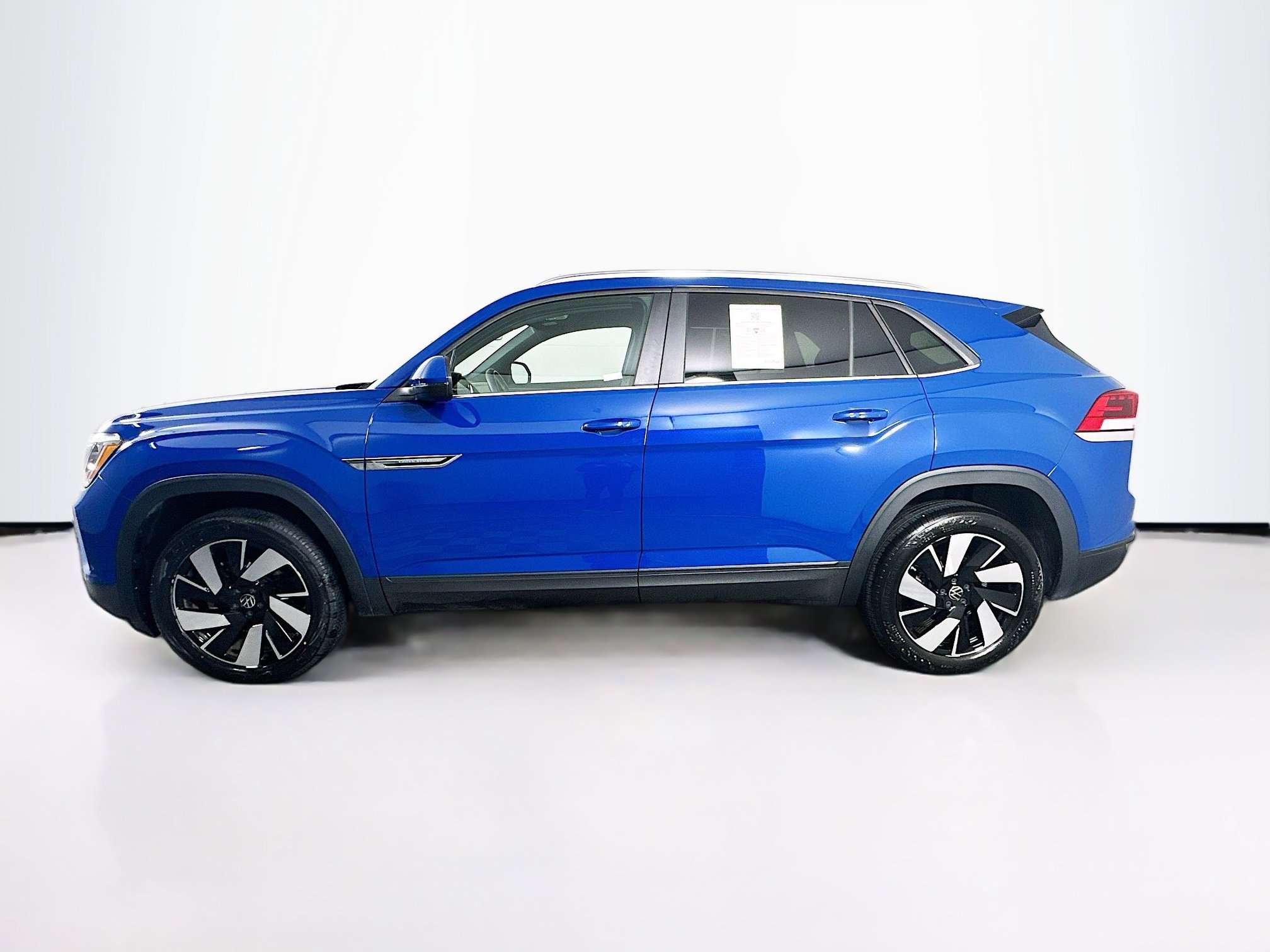 Used 2025 Volkswagen Atlas Cross Sport SE image 4