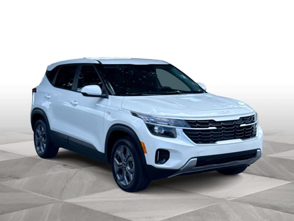 Used 2024 Kia Seltos LX AWD/4WD image 2
