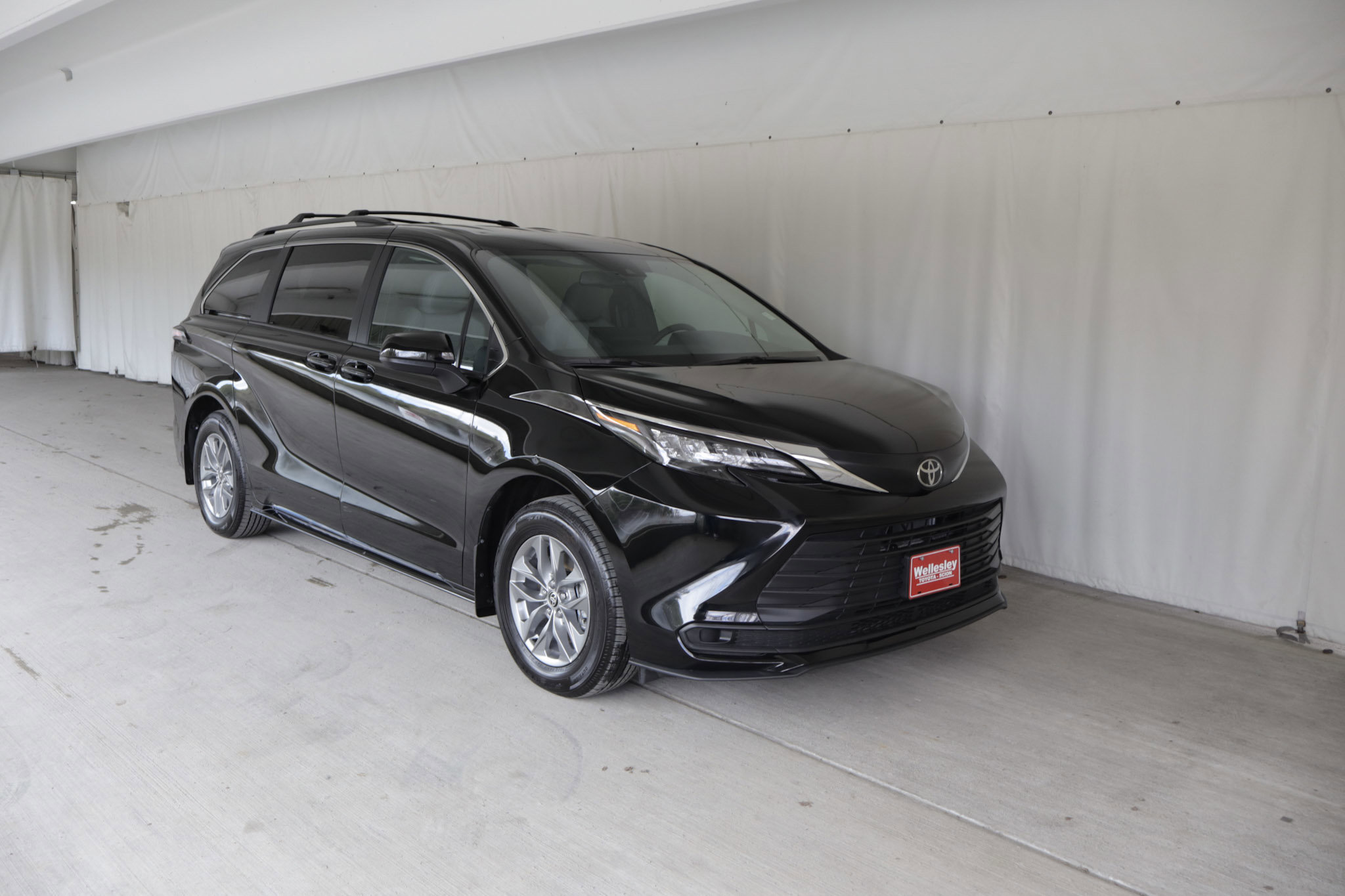 Used 2026 Toyota Sienna LE image 1