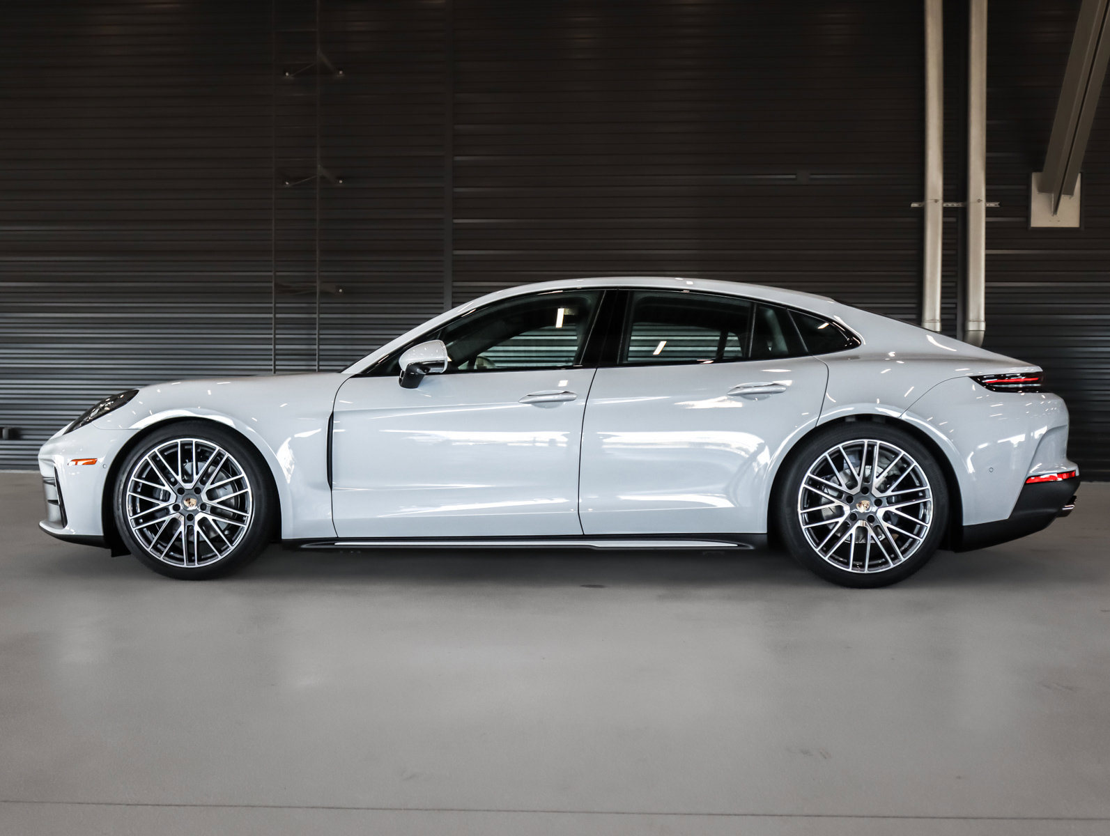Used 2025 Porsche Panamera 4 image 2