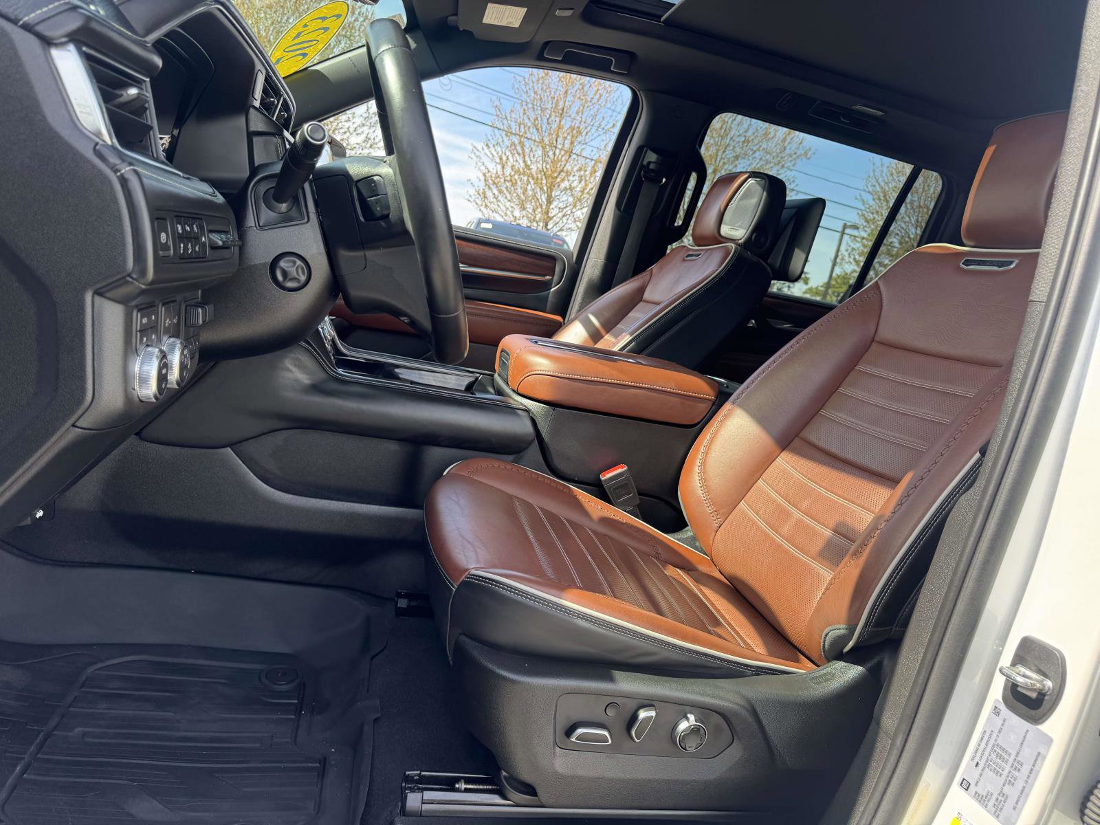 Used 2023 GMC Yukon XL Denali Ultimate AWD/4WD image 14