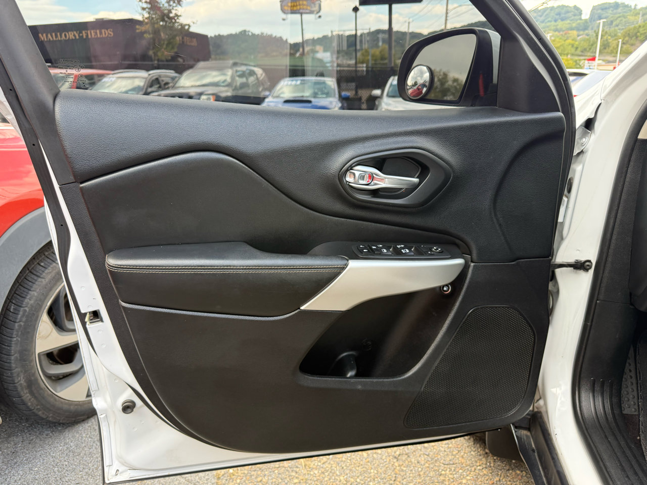 Used 2018 Jeep Cherokee Latitude Plus w/ Comfort/Convenience Group image 22