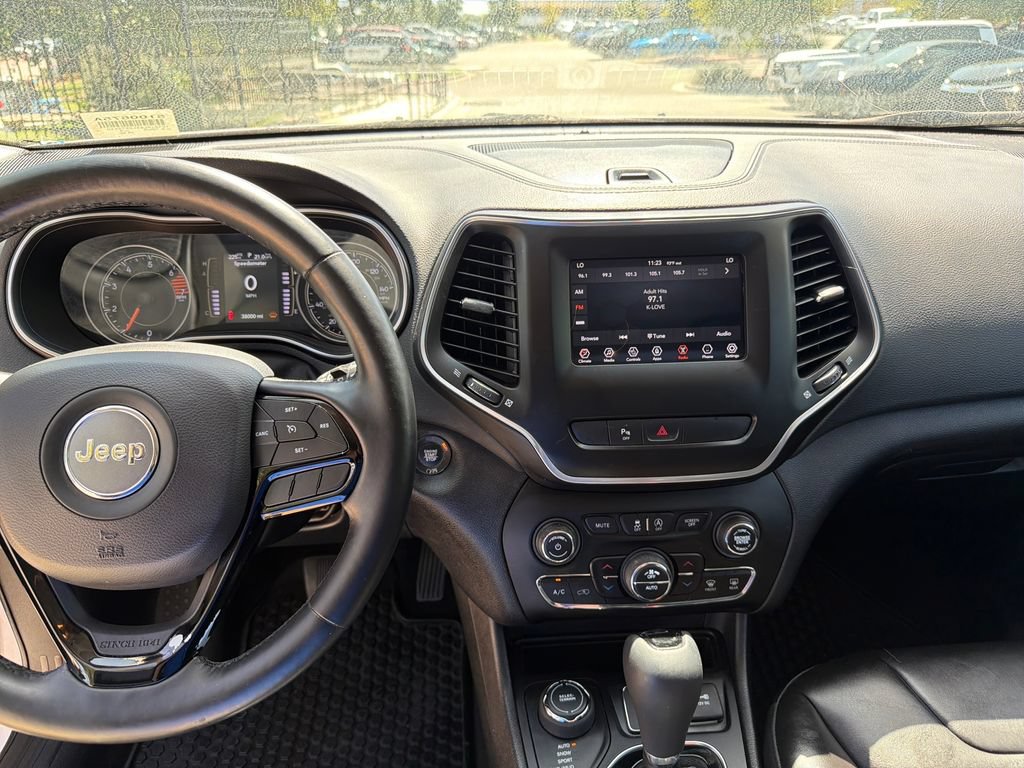 Used 2020 Jeep Cherokee Latitude Plus AWD/4WD image 23