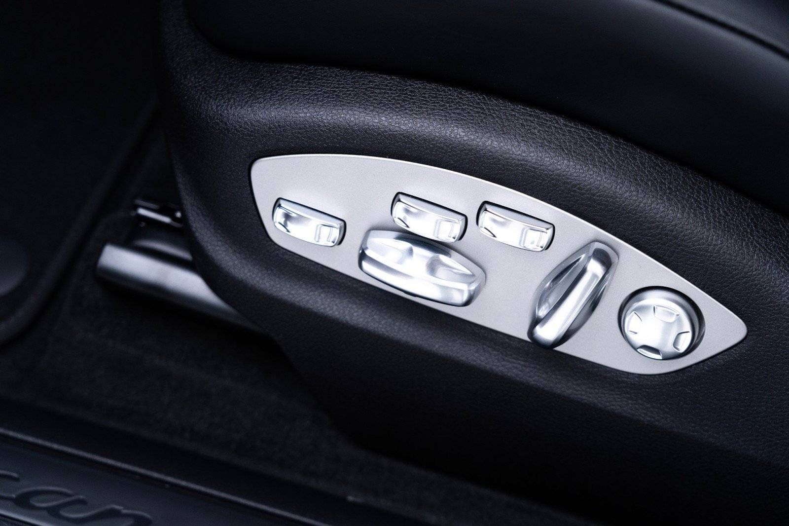 New 2025 Porsche Macan image 13