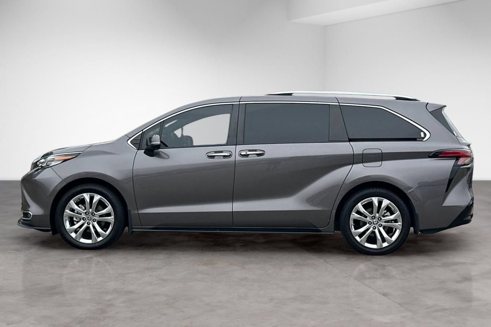Used 2023 Toyota Sienna Platinum FWD image 2