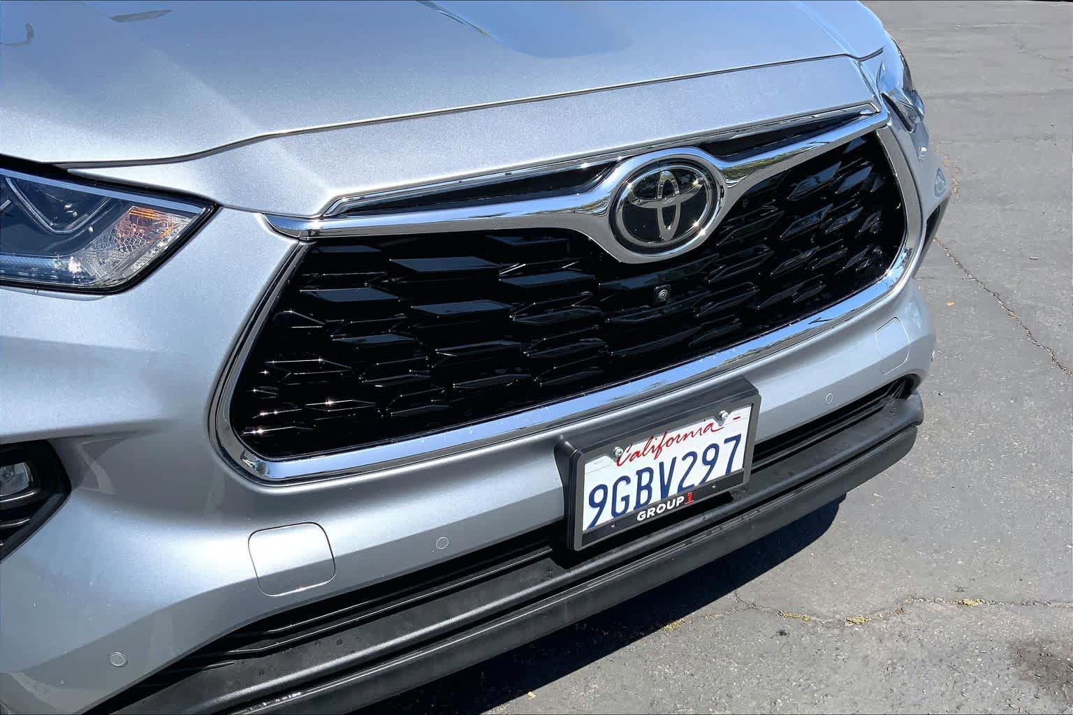 Used 2023 Toyota Highlander Limited FWD image 29