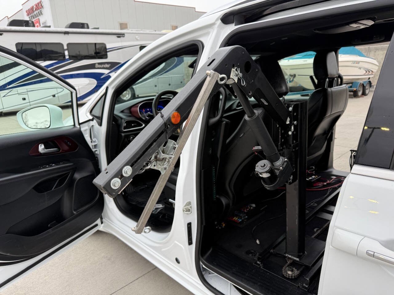 Used 2020 Chrysler Pacifica Touring-L image 34