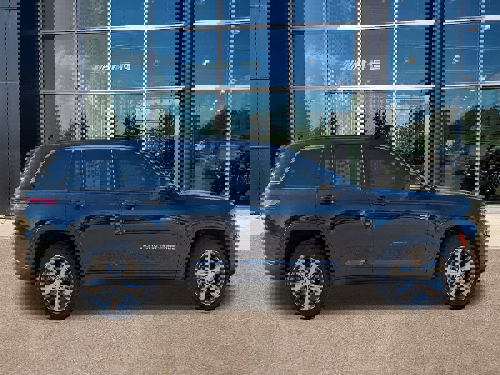 Used 2024 Jeep Grand Cherokee Limited image 2