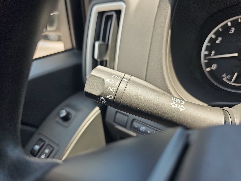 Used 2025 Nissan Frontier SV RWD image 33