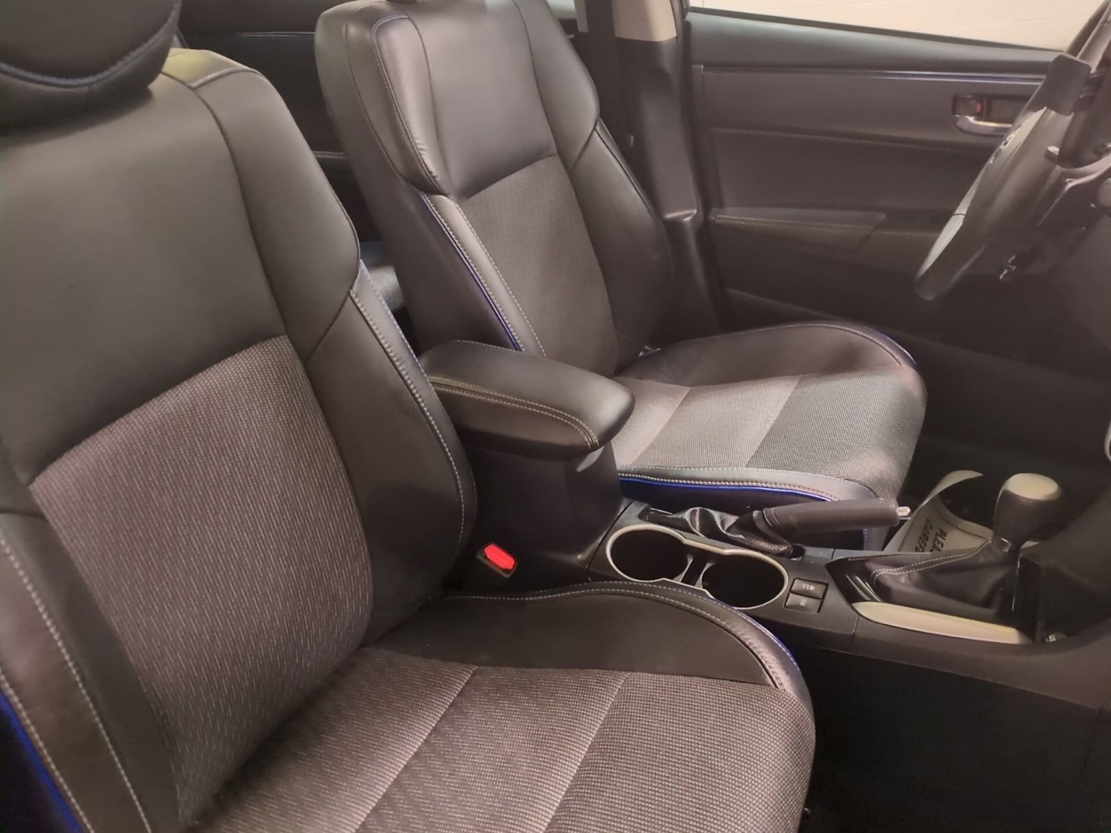 Used 2017 Toyota Corolla SE w/ SE Premium Package image 11