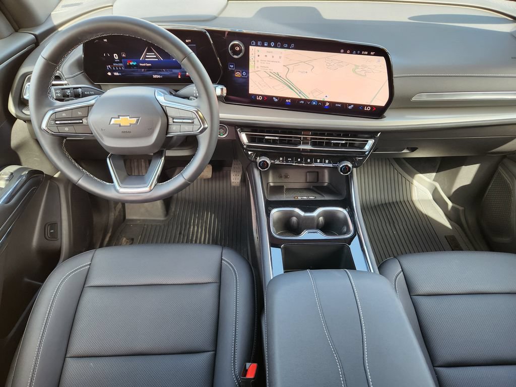 Used 2025 Chevrolet Traverse LT w/ Driver Confidence Package FWD image 16