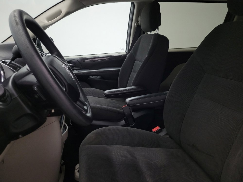 Used 2018 Dodge Grand Caravan SE w/ UConnect Hands-Free Group image 17