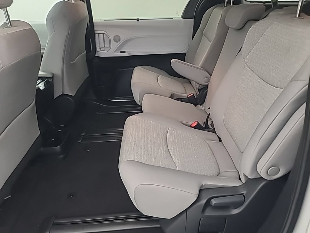 Used 2026 Toyota Sienna LE FWD image 20
