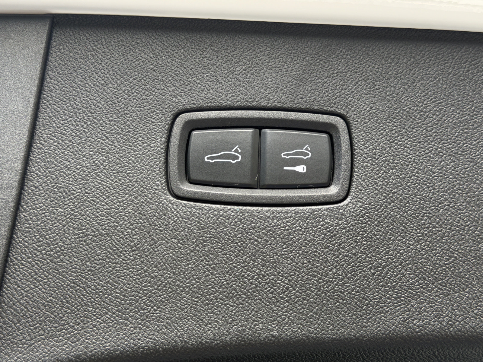Certified 2025 Porsche Cayenne E-Hybrid Coupe AWD/4WD image 15