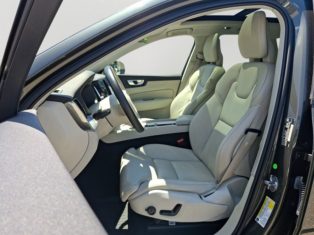 Used 2019 Volvo XC60 T5 Momentum w/ Multimedia Package AWD/4WD image 14