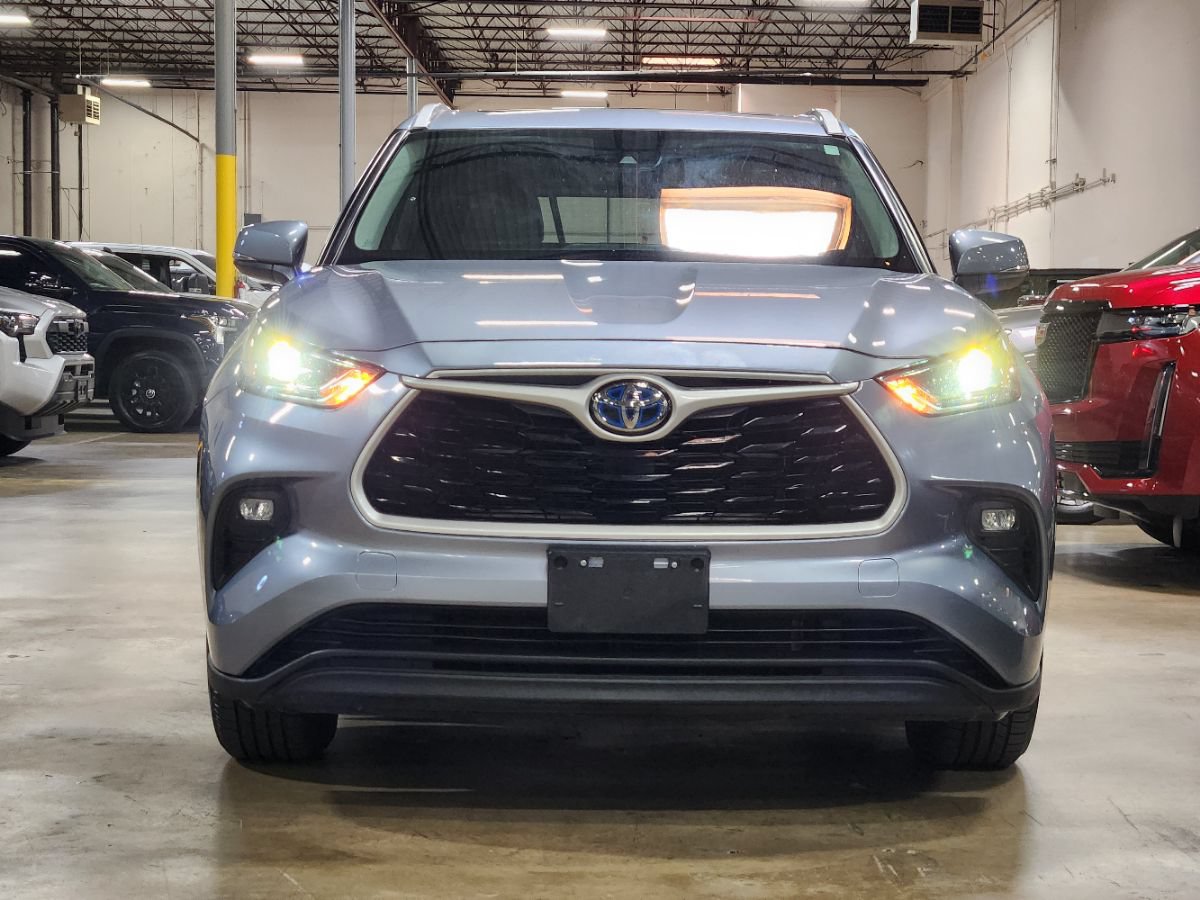 Used 2022 Toyota Highlander XLE AWD/4WD image 2