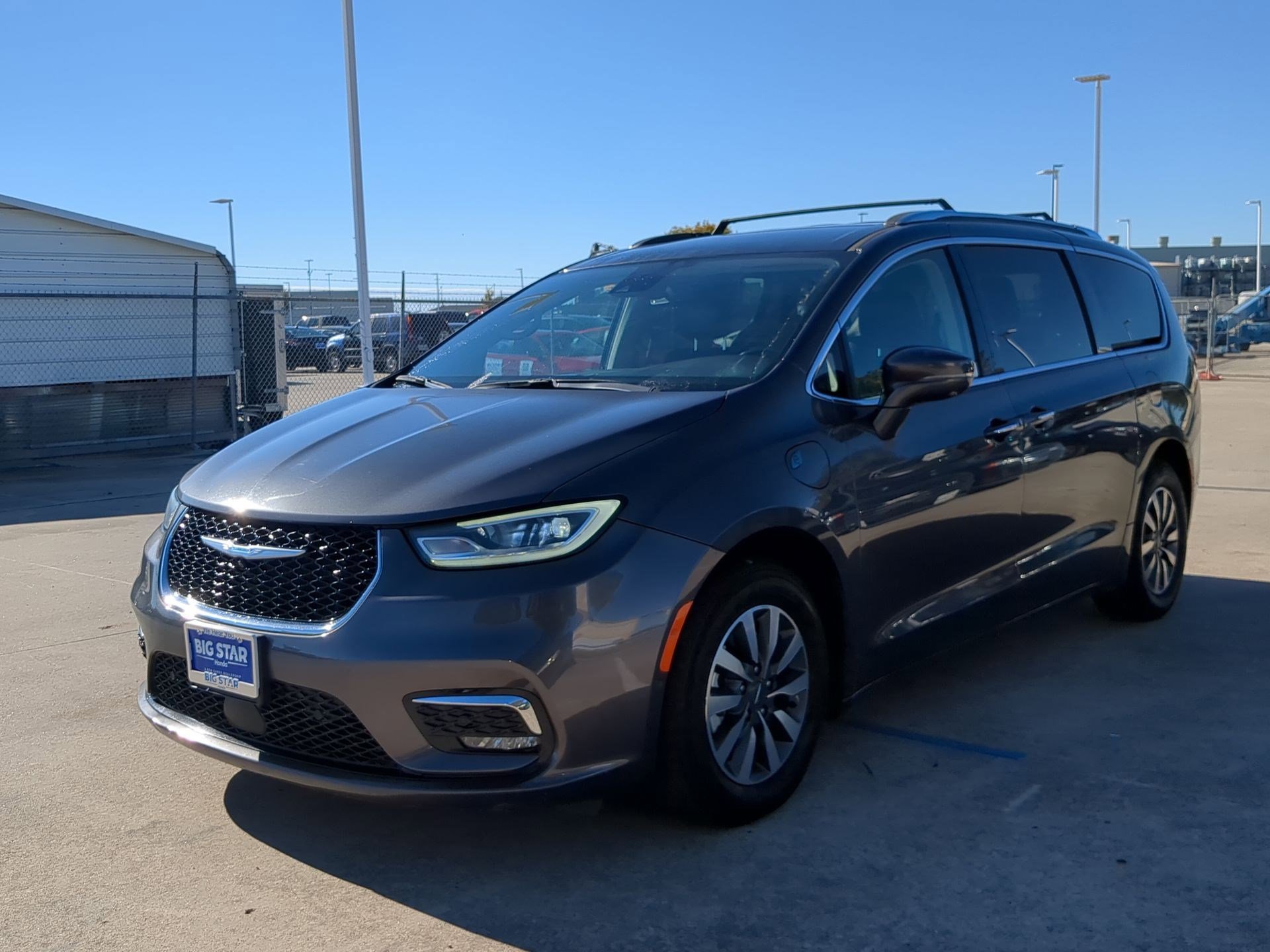 Used 2021 Chrysler Pacifica Touring-L image 8