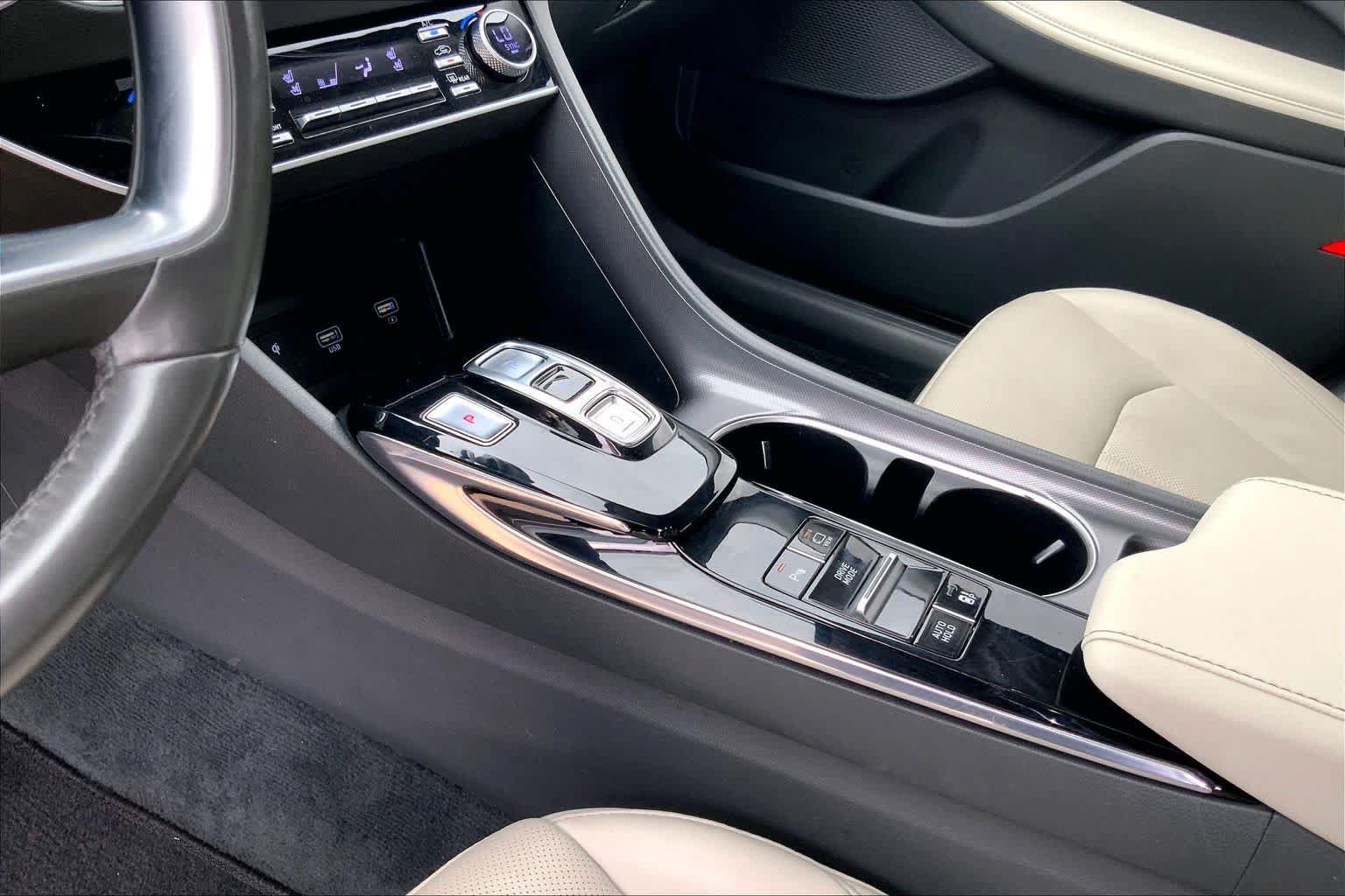 Used 2022 Hyundai Sonata Limited w/ Preferred Accessory Package FWD image 17