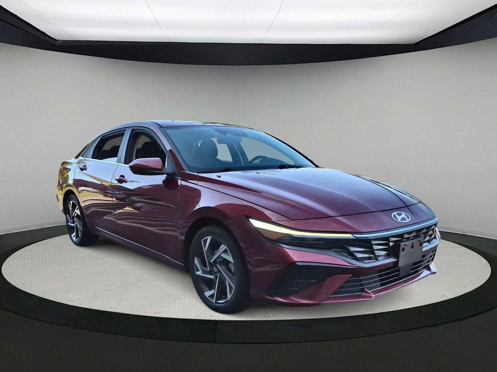 Used 2024 Hyundai Elantra SEL w/ Convenience Package FWD image 2