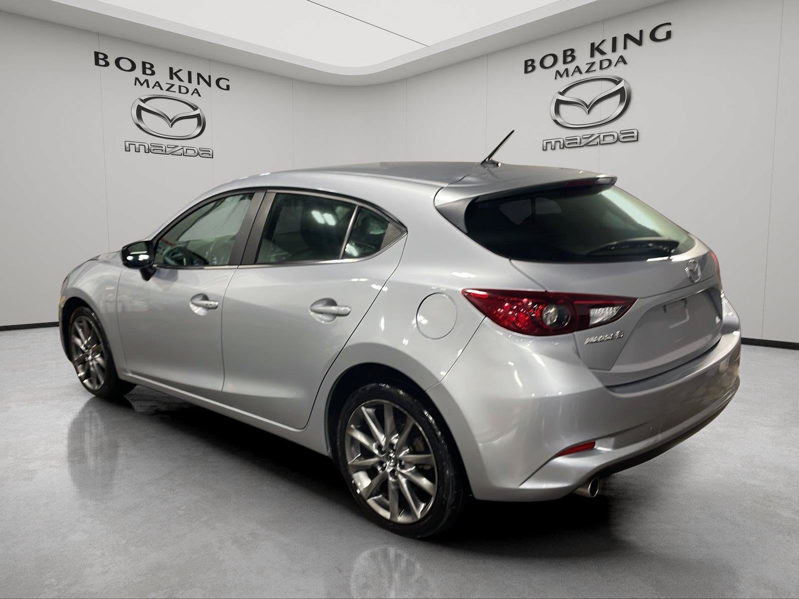 Used 2018 MAZDA MAZDA3 Touring FWD image 3
