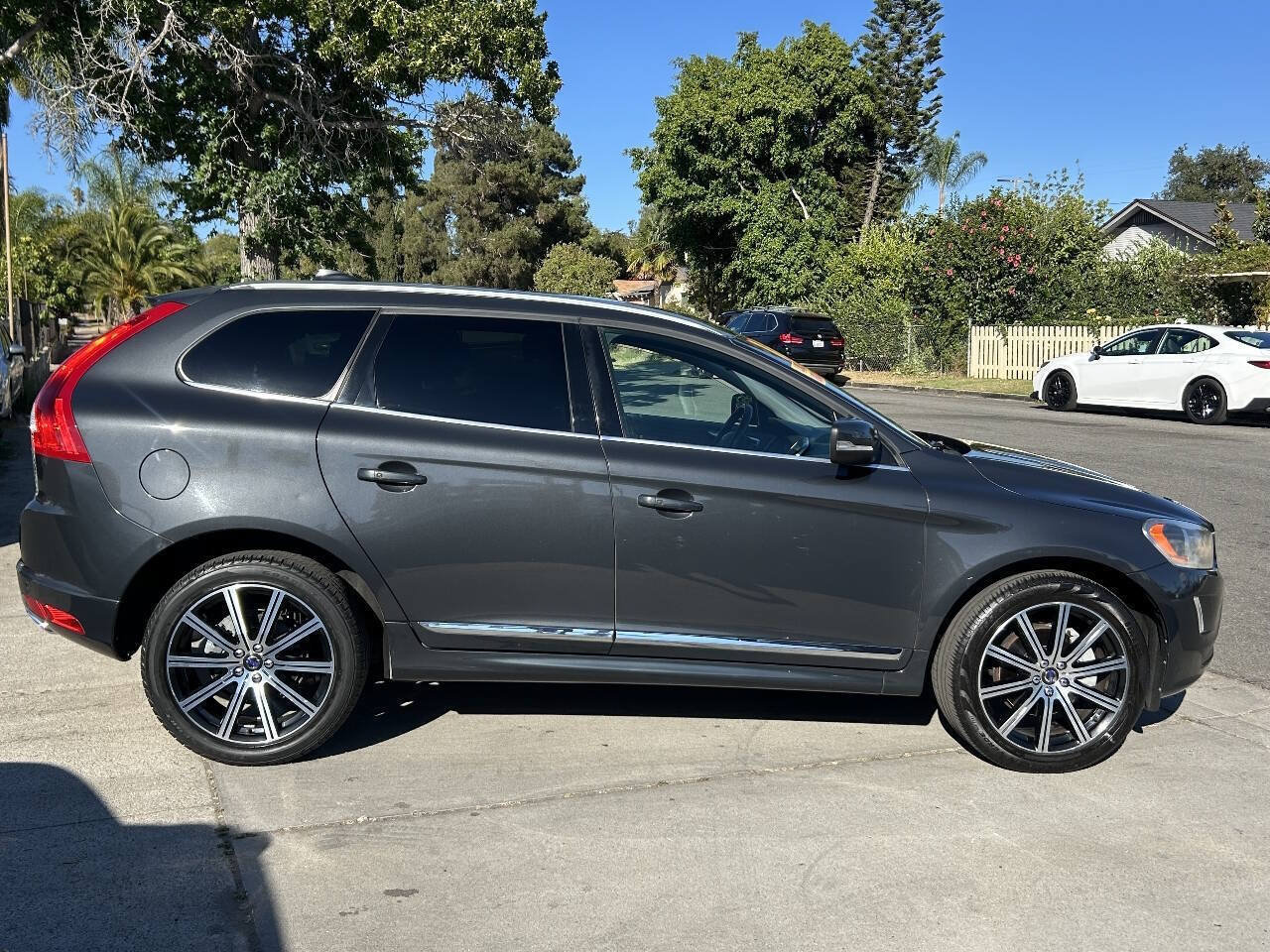 Used 2016 Volvo XC60 T5 Premier w/ Proximity Package FWD image 4
