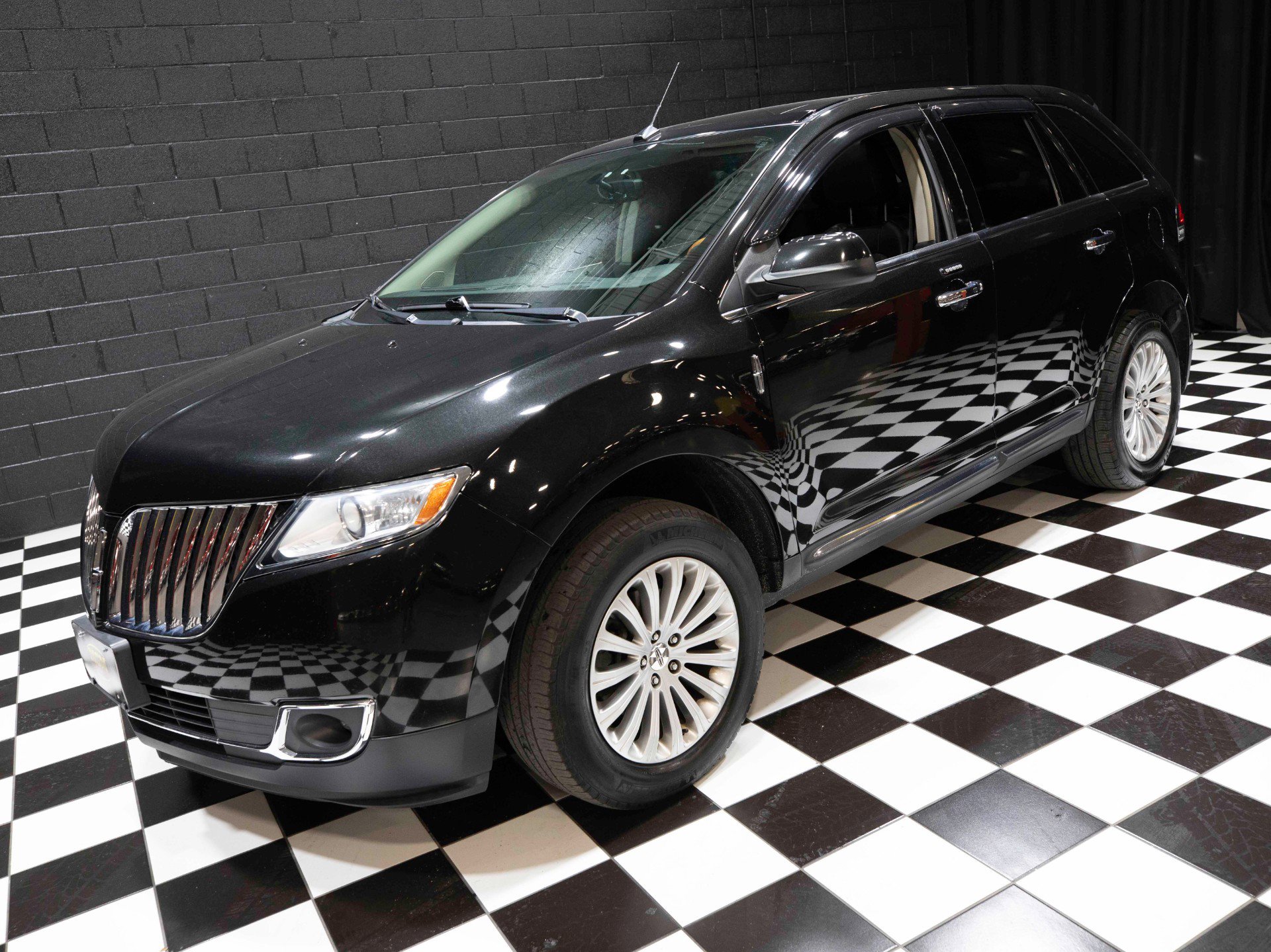 Used 2014 Lincoln MKX AWD w/ Olive Ash Wood Package image 7