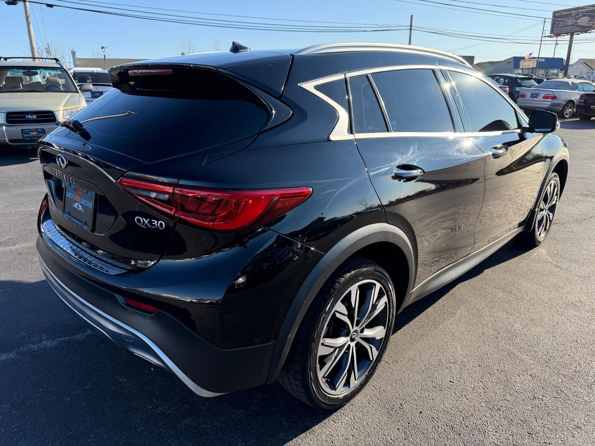 Used 2018 INFINITI QX30 Premium w/ Navigation Package image 3