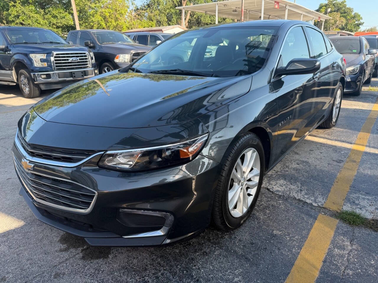 Used 2018 Chevrolet Malibu LT FWD image 2