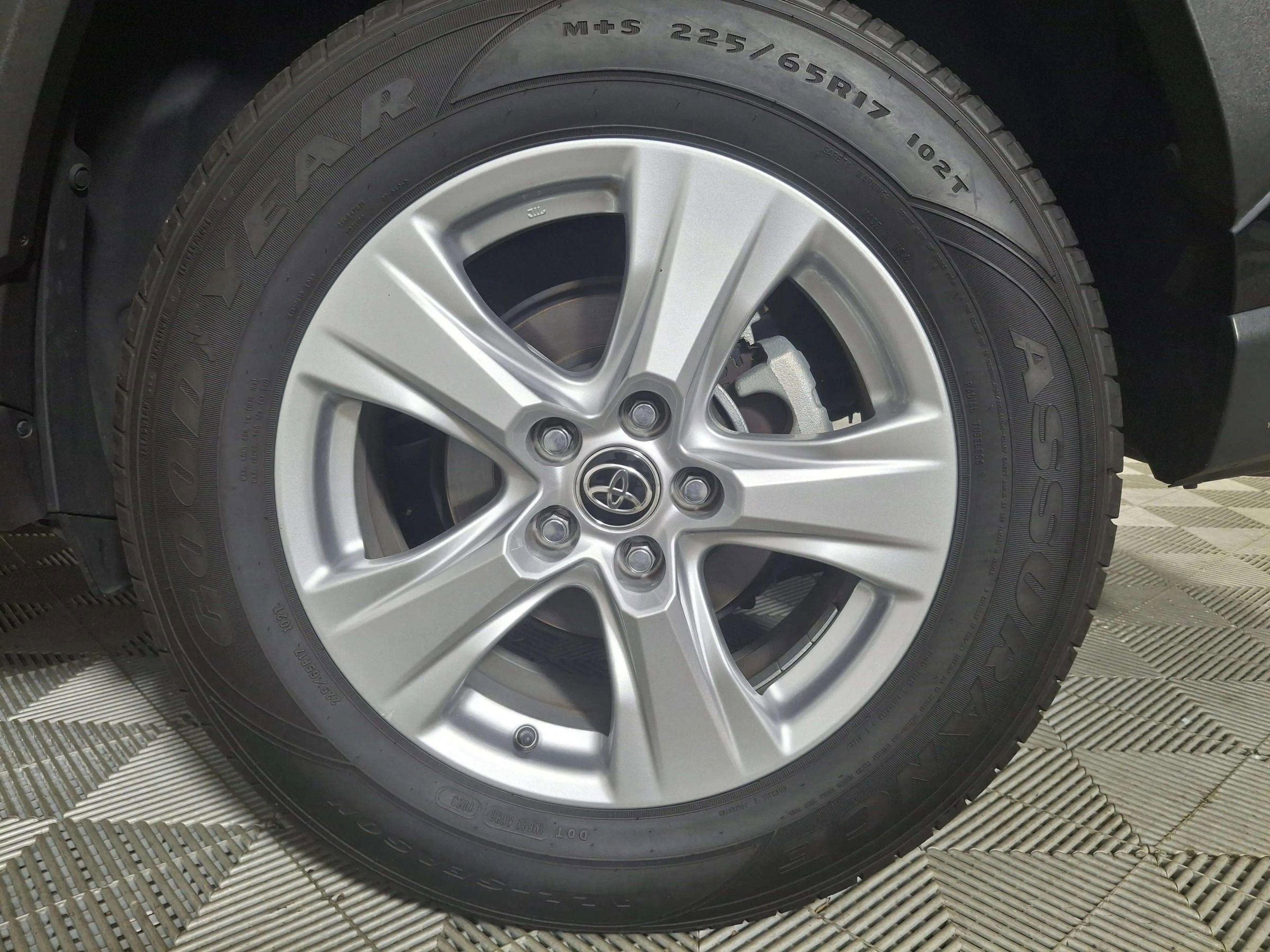 Used 2021 Toyota RAV4 LE image 13