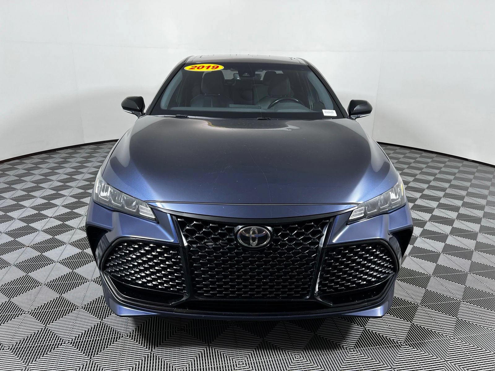 Used 2019 Toyota Avalon XSE FWD image 2