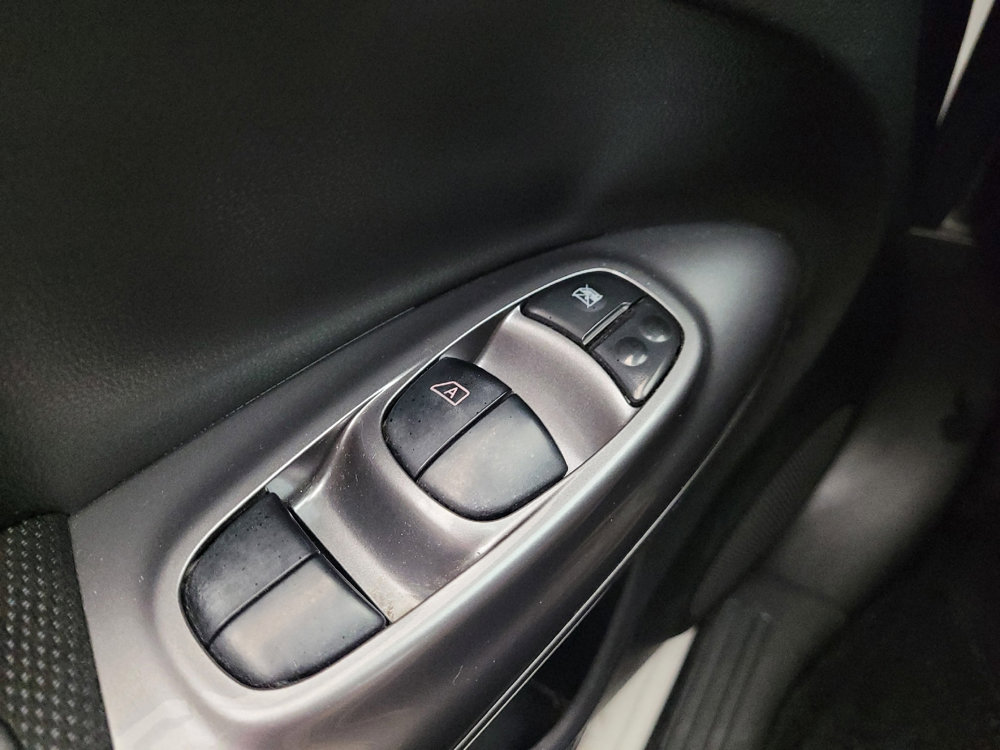 Used 2013 Nissan Juke S image 27