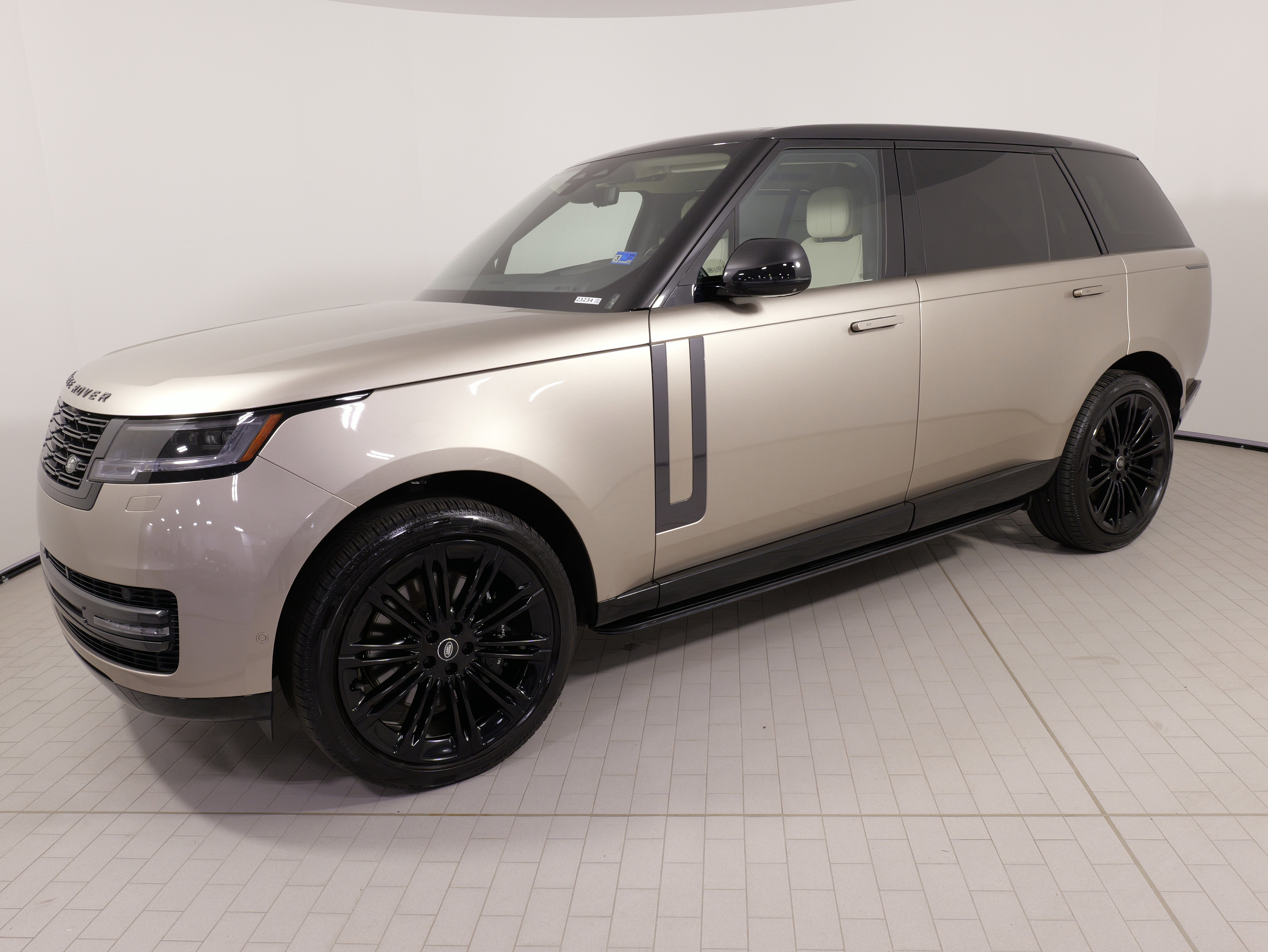 Used 2025 Land Rover Range Rover Long Wheelbase SE image 1