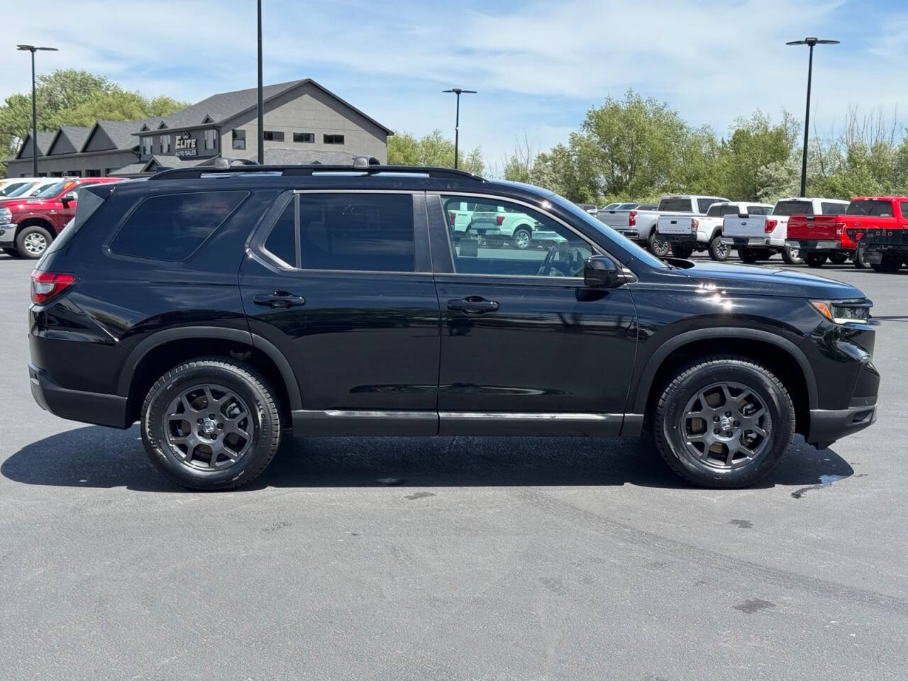 Used 2025 Honda Pilot TrailSport image 10