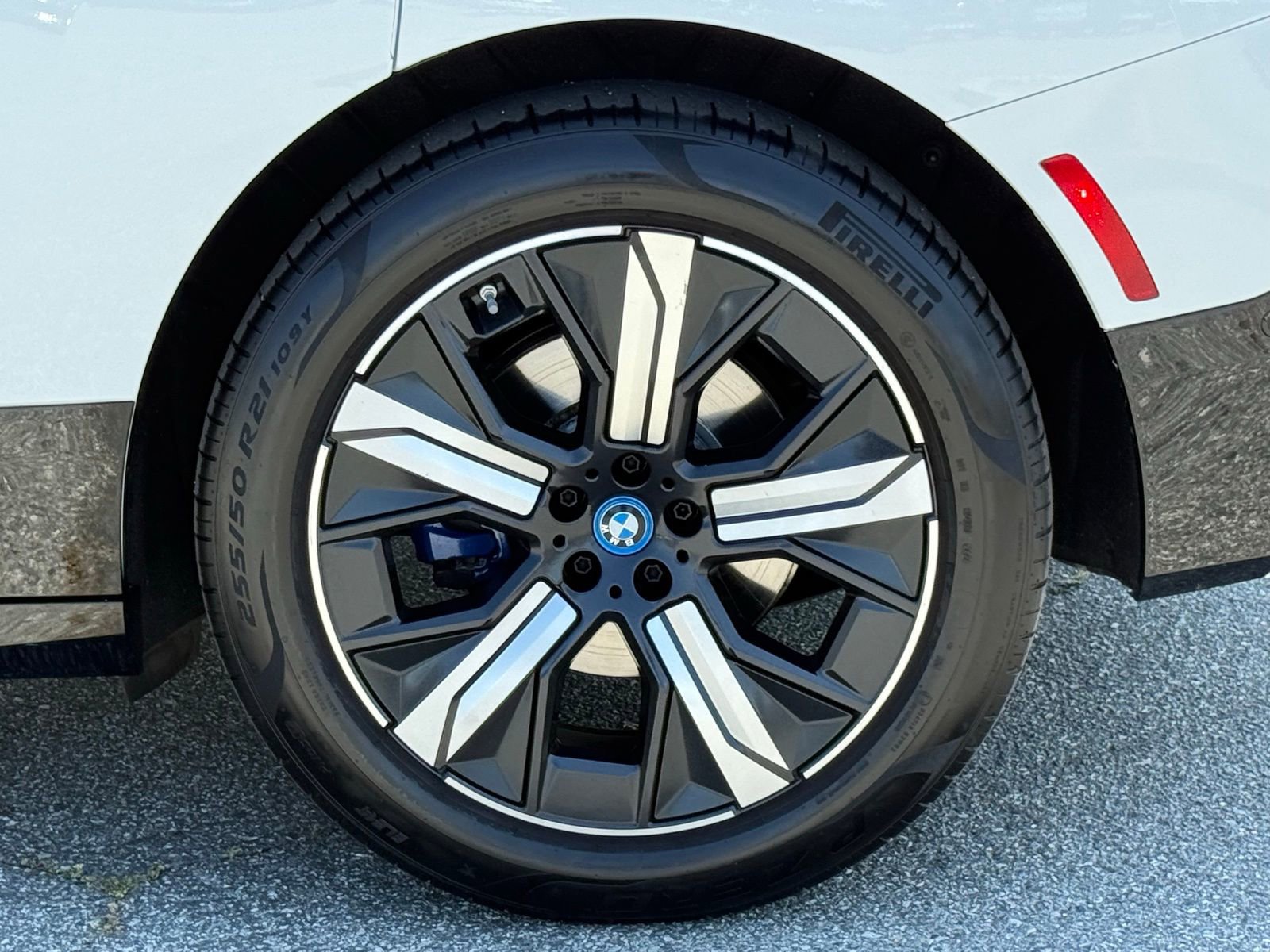 Used 2023 BMW iX xDrive50 w/ Sport Package image 18