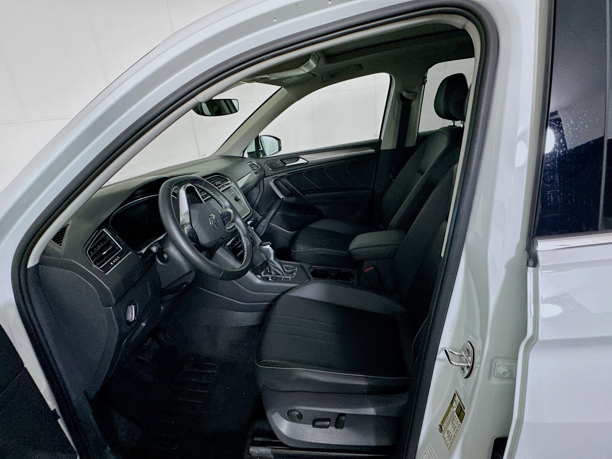 Used 2024 Volkswagen Tiguan SE image 13