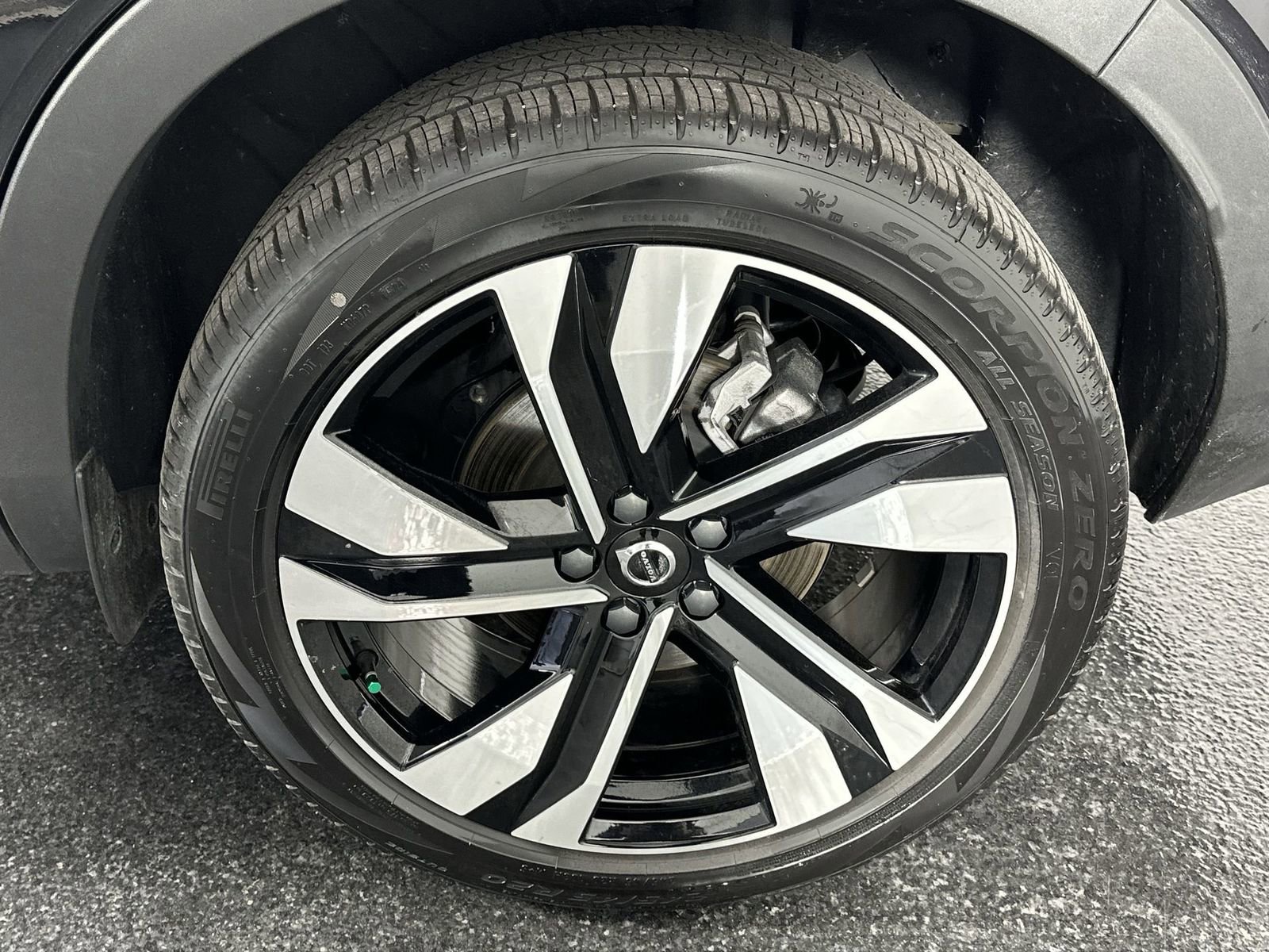 Used 2025 Volvo XC40 B5 Plus image 10