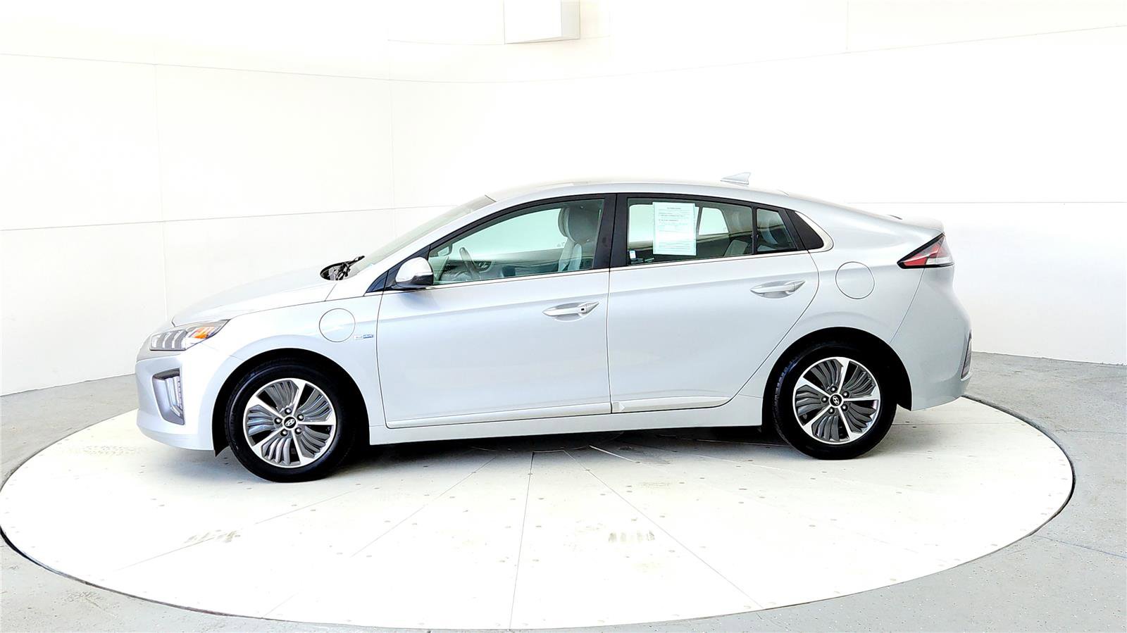 Used 2020 Hyundai Ioniq SEL image 3