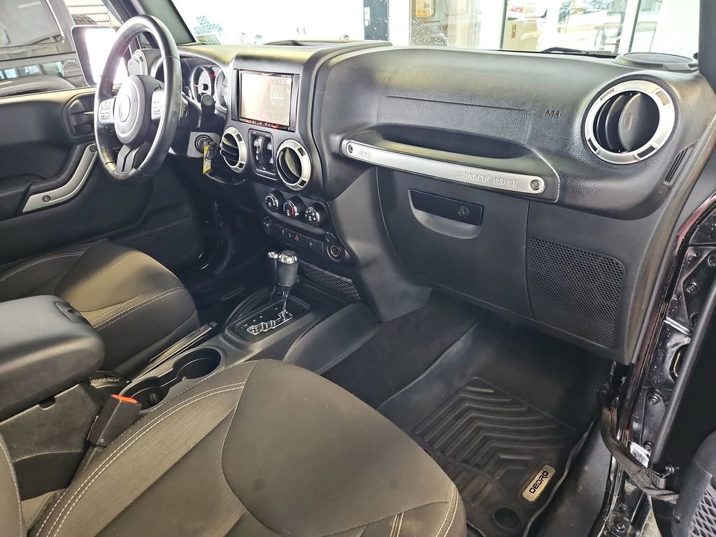 Used 2017 Jeep Wrangler Unlimited Rubicon w/ Connectivity Group image 29