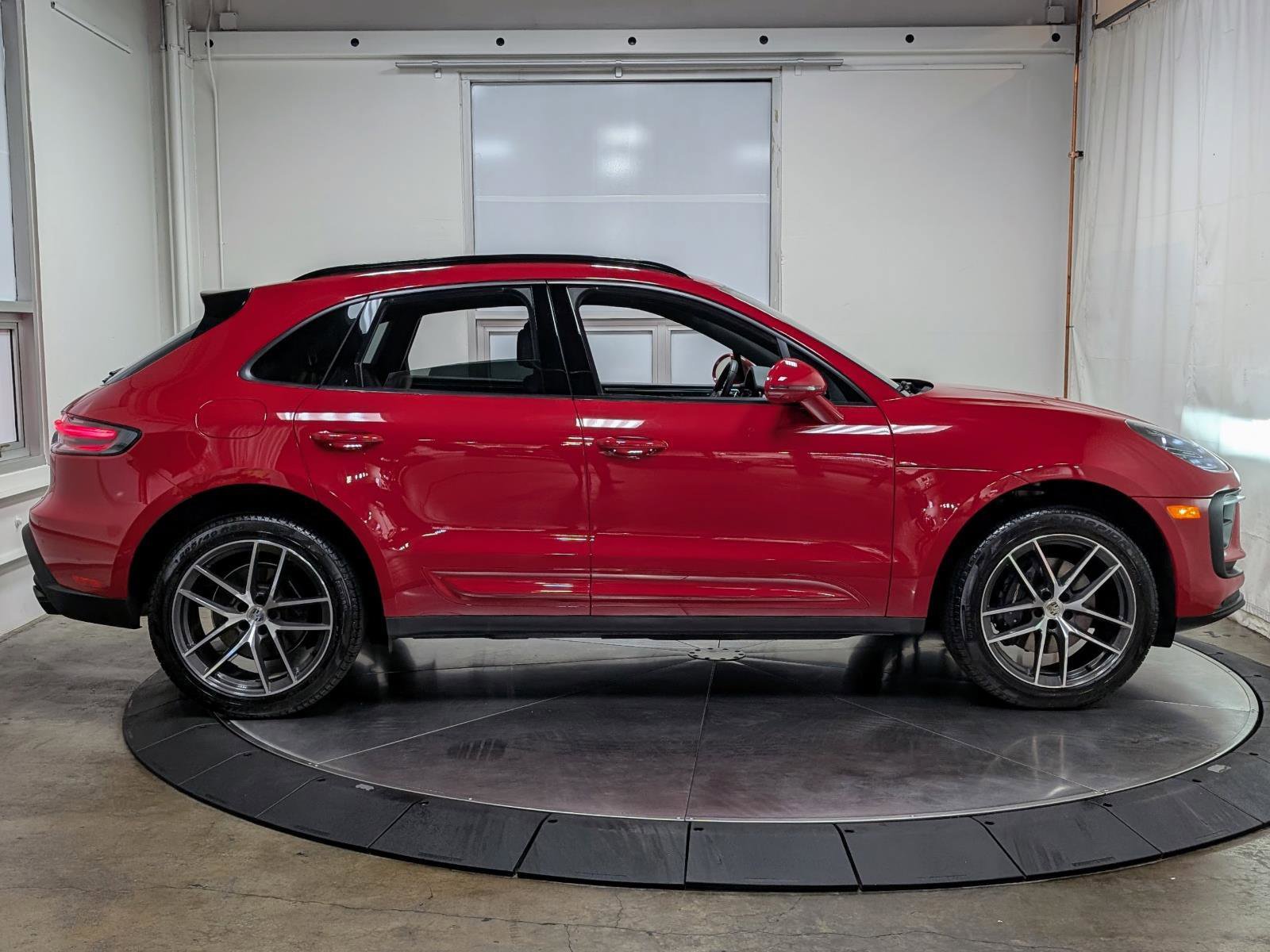 Used 2024 Porsche Macan w/ Premium Plus Package image 10