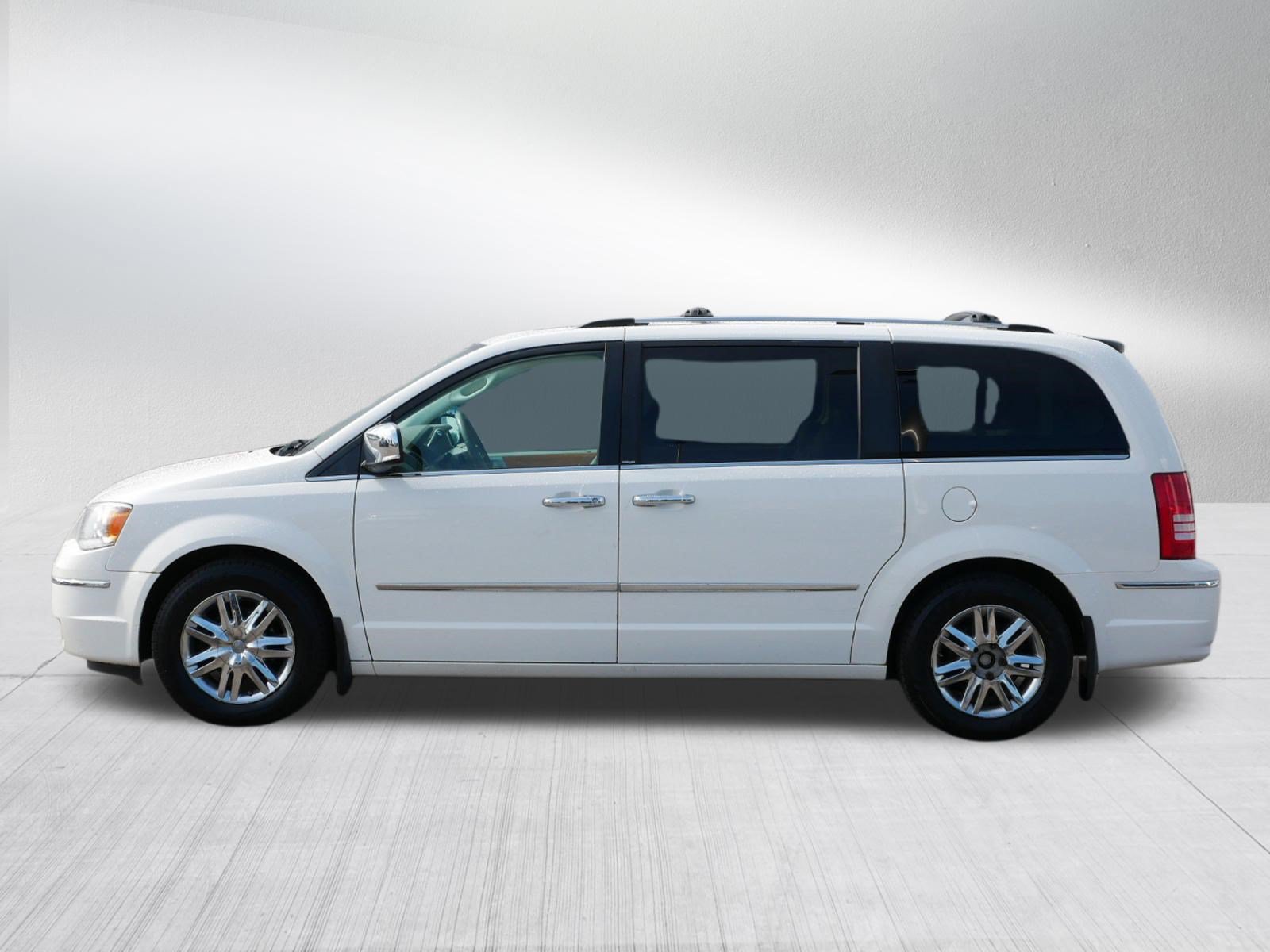 Used 2010 Chrysler Town & Country Limited FWD image 4