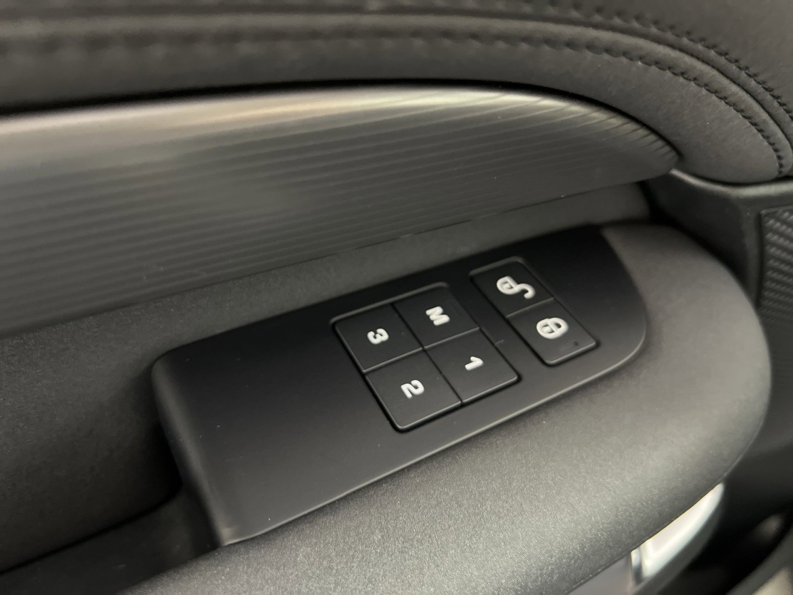 Used 2020 Land Rover Discovery HSE image 31